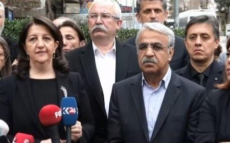 HDP EŞ GENEL BAŞKANLARI KIZILAY'IN ÖNÜNDE